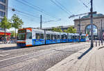 Der rnv-Tramwagen 5646, fährt nach der Haltestelle Mannheim Hauptbahnhof vorüber.