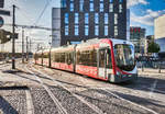 Der für BAUHAUS werbende rnv-Tramwagen 4132, fährt am 20.4.2017 aus der Haltestelle Mannheim Hauptbahnhof aus.