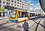 Der rnv-Tramwagen 4117, hält am 6.4.2017, in der Haltestelle Mannheim Hauptbahnhof.