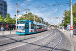 Der rnv-Tramwagen 5621, fährt am 20.4.2017, kurz vor der Haltestelle Mannheim Hauptbahnhof vorüber.