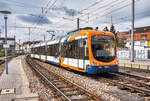 Der rnv-Tramwagen 4160, fährt am 15.4.2017, in den Bahnhof Käfertal ein.