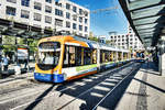 Der rnv-Tramwagen 4150, hält als Linie 5 (Weinheim, Händelstraße  - Käfertal, Bahnhof - Edingen, Bahnhof), in der Haltestelle Mannheim, Hauptbahnhof.