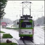 Wagen 518 erreicht als Linie 2 (Neckarstadt West - Feudenheim) im strmenden Regen die Station Am Aubuckel.