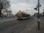 Eine moderne Straenbahn in Heidelberg Hbf.