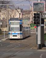 Der Straenbahnwagen 2371 des vrn auf der Linie 22 in Heidelberg unweit des Bismarkplatzes.