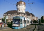 RNV TW 648, später 5648, vor der Kulisse der Luzenberg-Schule, 31.08.2009.