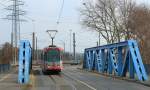 Tw 294 überquert am 09.03.2015 auf dem Weg zur Friesenstraße kurz vor der Haltestelle Siegfriedbrücke eine Bahntrasse