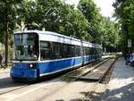 2106 der Münchener Straßenbahn verlässt als Linie16 die Haltestelle Tivolistrasse; 190715