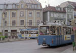 München MVV Tramlinie 19 (p3.17 3031 + P3-16 20xx) Pasing, Marienplatz im Juli 1992. - Einige werden vielleicht diese Aufnahme für misslungen halten. Ich habe aber das Bild hochgeladen, um die nicht ganz übliche Lage der Wendeschleife am Pasinger Marienplatz, der selber Raum für die Schleife gibt, zu veranschaulichen. - Auf dem Platz wurde 1880 die Säule mit der Marienfigur (links) aufgestellt. Wegen des Verkehrs wurde das Monument 1908 abgebaut und erst 1980 wieder aufgestellt. - Scan eines Farbnegativs. Film: Kodak Gold 200-3. Kamera: Minolta XG-1.