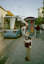 München MVG SL 19 (Adtranz / Siemens R2.2 2168) Agnes-Bernauer-Straße / Fürstenrieder Straße (Hst. Fürstenrieder Straße) am 17. Oktober 2006. - Der junge Straßenbahnfotograf wurde bei dieser Gelegenheit selber geknipst. - Scan eines Farbnegativs. Film: Kodak FB 200-6. Kamera: Leica C2. 