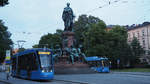 Kurz vor Sonnenuntergang treffen sich am Maxmonument auf der Linie 31 die Wagen 2134 (Typ R 2.2 mod - im Hintergrund) und Wagen 2756 (Typ T3.7 - im Vordergrund).