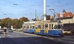 Von 1963 bis 1965 wurden die letzten 75 Dreiachser an die Münchener Verkehrsbetriebe geliefert, bei denen die mittleren Einstiegstüren im Gegensatz zu den Vorgängern nach vorne versetzt wurden. Der M5 2612 ist im September 1986 zur Schwanseestraße unterwegs.