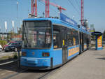 Straßenbahn München Zug 2160 mit Linie 18 zur Schwanseestraße in der Haltestelle Am Lokschuppen, 18.09.2020.