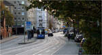 Durch Münchens Straßen -     In der Tegernseer Landstraße hält ein weiterer R-Wagen der Linie 25 an der Haltestelle Ostfriedhof.