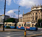 Zug der Münchener Straßenbahn fährt in Richtung Lenbachplatz (Rathgeberbaureihe M).