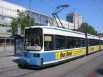 Eine Bahn der Linie 19 steht am 18.07.2004 vor dem Hauptbahnhof Mnchen.