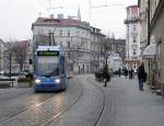 Eine Tram der Linie 25 in Haidhausen am Genoveva Schauer-Platz.