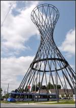 Unter der Skulptur hindurch -     Eine Tram durchfährt das Kunstwerk  Mae West  auf dem Münchner Effnerplatz.