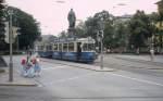 Mnchen MVV Tram 27 (M4.65 2437) Maximilianstrasse / Max II-Denkmal im Juli 1987.