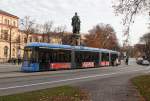 An der Haltestelle direkt am Münchner  Maxmonument  steigen am 24.11.14 gerade ein paar Fahrgäste in die  Tram  ein.