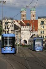 Stachus Bayerstraße, grosser Knotenpunkt der Münchner Straßenbahn. Bild am 29.05.2015 am Abend.