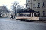 Straßenbahn Naumburg im Oktober 1980: Vom Lindenring kommend erreicht Tw 17 die Haltestelle am Hauptbahnhof