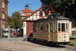 127 Jahre Strassenbahn Naumburg.
Am 21. September 2019 feierte die Naumburger Strassenbahn mit einem grossen Fest auf dem Achener Platz ihr 127-jähriges Jubiläum. Zum Einsatz gelangten sämtliche Triebwagen sowie der Beiwagen. 
Nicht mehr befahren werden konnte wie vor 127 Jahren die Ringstrecke die 1976 eingestellt wurde. Davon sind aber noch einige Gleisreste erhalten geblieben.
Da ich  am selben Tag das „DAS DOPPELTE JUBILÄUM IN THÜRINGEN“  besuchte, (zwischen dem 27.9. bis 7.10.2019 bereits 48 Aufnahmen unter Strassenbahn Gotha eingestellt), konnte ich wenigsten am 22. September 2019 den frisch aufgearbeiteten historische Lindner Triebwagen 17 aus dem Jahre 1928 anlässlich einer Sonderfahrt verewigen.
Die unter Denkmalschutz stehende „ZICKE“ gehört zu den kleinsten Strassenbahnen von ganz Europa.
Foto: Walter Ruetsch  