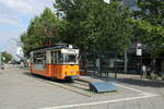 Am 25.08.2023 verkehrte der Tw 38 als Linie 4 zum Salztor und steht hier an der Haltestelle in Naumburg Hbf.