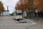 Tw 37 der Naumburger Straßenbahn als Linie 4 zum Salztor, am 12.11.2023 am Hauptbahnhof Naumburg (Saale).