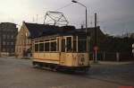 Im Oktober 1980 ist Tw 17 der Naumburger Straenbahn auf der Poststrae unterwegs