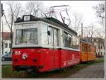 Tramwagen 23 und 29 stehen als Blickfang unweit des Depots am Marienplatz in Naumburg/Saale.