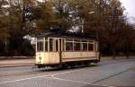 Nachschuss auf Tw 17, der im Oktober 1980 in der Naumburger Innenstadt unterwegs ist