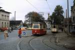 Im nachmittäglichen Berufsverkehr setzte die Naumburger Straßenbahn an diesem Oktobertag 1980 neben dem Tw 17 auch den Tw 21 (Gotha/LEW ET54, ex Plauen 60) ein, hier sind beide Fahrzeuge vor