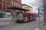 Ein Combino Duo (Straenbahn mit Hybridantrieb) an der Haltestelle auf dem Nordhausener Bahnhofsvorplatz.