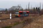 Rechts und links trockenes Unkraut, dazwischen eine der TW201 Combino Duo der Nordhäuser Straßenbahn, die ohne Strom mitten durch die Stadt fährt.