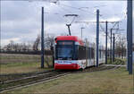 Die erste Etappe nach Erlangen und Herzogenaurach -     Eine Variobahn auf der Linie 4 an der Eigenkreuzung der Wendeschleife an der Endhaltestelle am Wegfeld.