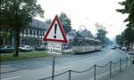 Straßenbahn Nürnberg__Vorbereitungen für die Kärwa (Kirchweih). In Johannis findet  schon immer  eine der ganz großen Stadtteil-Kärwas statt. 4x-Zug der Linie 6 mit Tw 206 [T4; MAN, Siemens; 1957; 1994 nach Krakau] vom Westfriedhof kommend.__06-1986