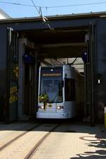 Zur offiziellen Vorstellung der neuen Generation Straßenbahnen bei der PSB am 06.09.2013 fährt der Bombardier Flexity NGT6, mit der Betribesnummer 302, aus der Halle im Bh Wiesenstraße.