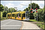 ET 301 der Plauener Straßenbahn hat hier am Oberen Bahnhof in Plauen am 26.6.2021 um 15.00 Uhr die Wendeschleife am Rathenauplatz durchfahren und fährt nun wieder der Stadtmitte zu.