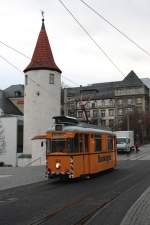 Plauen - PSB/Dienstfahrt - Der  Bauwagen  64 (VEB Waggonbau Gotha, Typ T57, Bauj. 1957, von 1957 bis 1989 als Tw 64 im Einsatz, ATw seit 1991, Salzwagen) erreicht gleich die Hst. Tunnel aus Richtung Neundorf. (13.12.2011)