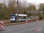 Die Siemens Combino (402 Augsburg) auf der Linie 94 nach Schloß Charlottenhof. Die Tram hat die Haltestelle Humboldtring/Nuthestraße Richtung Holzmarktsraße verlassen. 