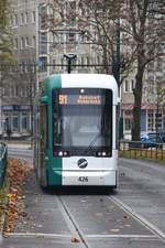POTSDAM, 26.10.2017, Wagen 426 als Tramlinie 91 nach Bahnhof Rehbrücke bei der Einfahrt in die Haltestelle Luisenplatz Süd / Park Sanssouci