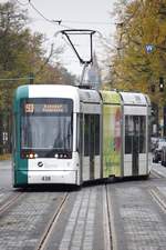 POTSDAM, 26.10.2017, Wagen 438 als Tramlinie 93 nach Bahnhof Rehbrücke bei der Einfahrt in die Haltestelle Glienicker Brücke