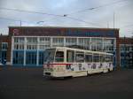 Die  Mauerfall-Straenbahn  auf dem Gelnde des Straenbahnbetriebshofes Hamburger Str. in Rostock (von Gehweg fotografiert. 
Die RSAG hat das Ereignis des Mauerfalls zum Anlass genommen, eine Tatra-Straenbahn vom Typ T6A2 mit Bildern von Zeitungsausschnitten ber den Mauerfall zu bekleben. Der Innenraum ist auch entsprechend gestaltet und es wurden sogar Sitze aus dem Auslieferungszustand eingebaut (fehlen nur noch originale Tren und Lampen, dann wre es perfekt:)

13.12.2009