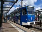 Ein modernisierter Tatra-Zug der Linie 4 wartet am Knotenpunkt Rostock,Dierkower Kreuz auf Anschluss.