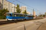 Am 27.09.2014 war T6A2 703 mit unbekanntem Beiwagen in Rostock-Evershagen unterwegs und verlässt die Haltestelle Bertolt-Brecht-Straße.