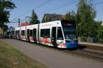 6N2 611 der Rostocker Straßenbahn AG ist am 22.08.2015 kurz vor der Haltestelle Reutershagen in Richtung Südblick unterwegs.