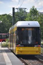 STRAUSBERG (Landkreis Märkisch-Oderland), 06.07.2014, Straßenbahnlinie 89 der Strausberger Eisenbahn nach Strausberg Stadt in der Haltestelle Bahnhof Strausberg