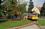 TW 418 und BW 1241 auf der Linie 6 der SSB bei einer Sonderfahrt. Der Straßenbahnzug nutzte hier die Schleife von Echterdingen, welche sich quer durch das frühere Dorf Echterdingen zog.
Datum: 19.09.1987 