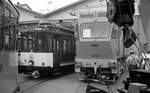 SSB Stuttgart__Arbeitsfahrzeuge der SSB in den 70er und 80er Jahren.__Seltenes Zusammentreffen anläßlich der 50sten Wiederkehr der Betriebsaufnahme der SSF (Straßenbahn Feuerbach-Gerlingen) : ex Filderbahn Tw WN26 [Herbrand 1912] mit E-DE-Lok 2010 vor der Wagenhalle Gerlingen.__03-09-1977